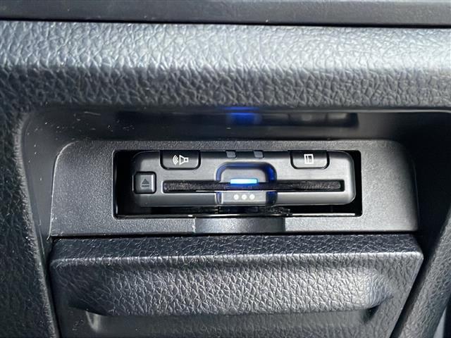 【ETC】有料道路を利用する際に料金所で停止することなく通過できる、ETC車載器（ノンストップ自動料金収受システム機器）が装備されています。セットアップを行うことで利用可能になります。