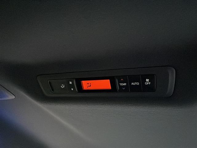 【後部座席操作部】『後部座席周辺の装備』の画像になります。写真の内容に関してご不明点、ご質問等がございましたらお気軽にガリバー店舗までお問い合わせください。