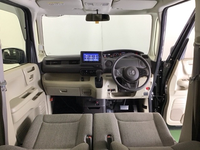 パーキングブレーキはフット式なので運転席と助手席の間はすっきり、移動も楽々です。さっと手が届く位置にATセレクトレバーやエアコンスイッチなどがあり操作性に優れています