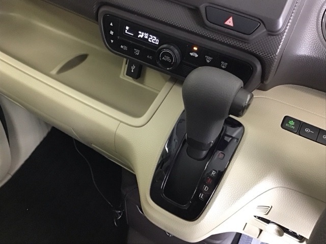 発進時から滑らかに加速する無段階変速のCVTはストップ＆ゴーの多い街の中も快適です