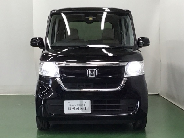 LEDヘッドライトを装備しています。LEDヘッドライトはとても明るく、雨の日や夜間走行も安全・安心です。オートライトコントロール付きで周囲の明るさに応じて自動で点灯・消灯します
