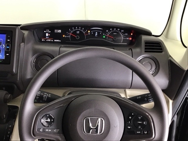 ステアリング右手側に安全運転支援機能のホンダセンシングをコントロールするスイッチ、左手側にオーディオ関連のコントロールスイッチを配置、視線を逸らすことなく運転に集中できます
