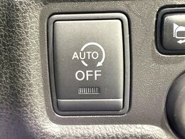 【アイドリングストップ】赤信号や渋滞で停車した際にエンジンを停止し、無駄な燃料の消費を抑えます。燃費向上や環境保護につなげる機能♪エンジンはブレーキを離せば再始動します。