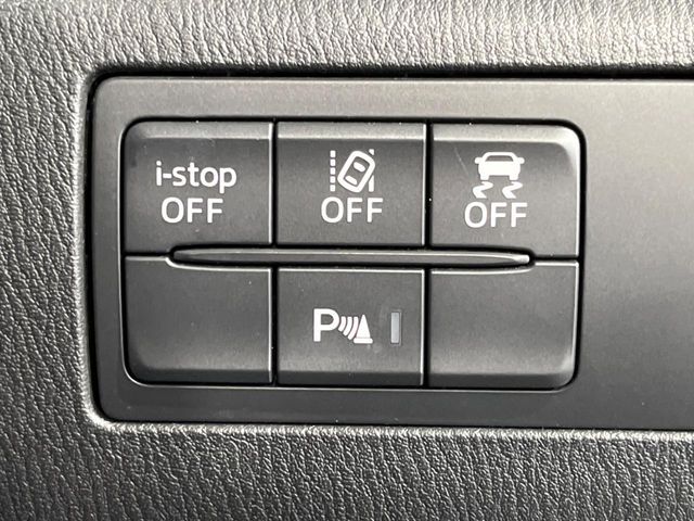 【スマートシティブレーキサポート】低速走行中に前方の車両等を認識し、衝突しそうな時は警報とブレーキで衝突回避と被害軽減をアシスト。より安全にドライブをお楽しみいただけます。