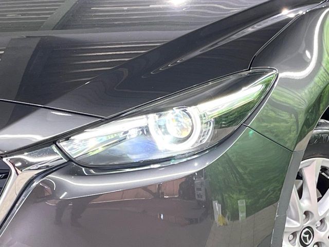 【LEDヘッドライト】悪天候や夜間走行時も良好な視界を確保し安心して運転できる高輝度LEDヘッドライトを装備！点灯速度が早く、消費電力も抑えられています。