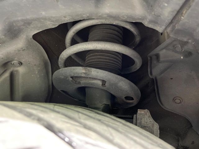 お車を安心してお乗りいただく為には、足回りの定期点検が欠かせません。サービスサポート（有償保証）では無料点検もご提供しており、安心のカーライフをお過ごしいただけるサポート体制が整っています。