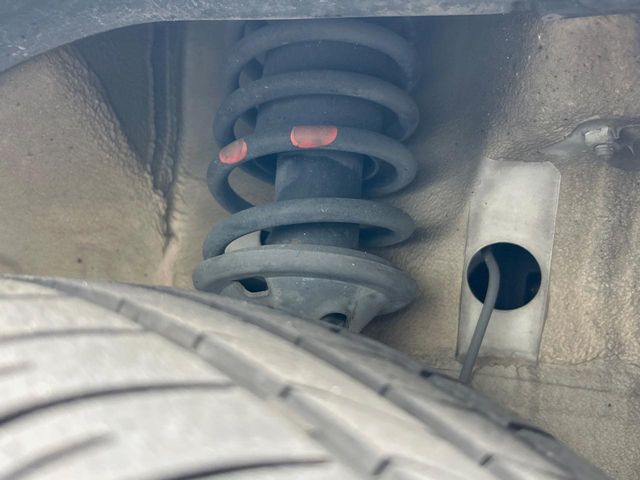 お車を安心してお乗りいただく為には、足回りの定期点検が欠かせません。サービスサポート（有償保証）では無料点検もご提供しており、安心のカーライフをお過ごしいただけるサポート体制が整っています。