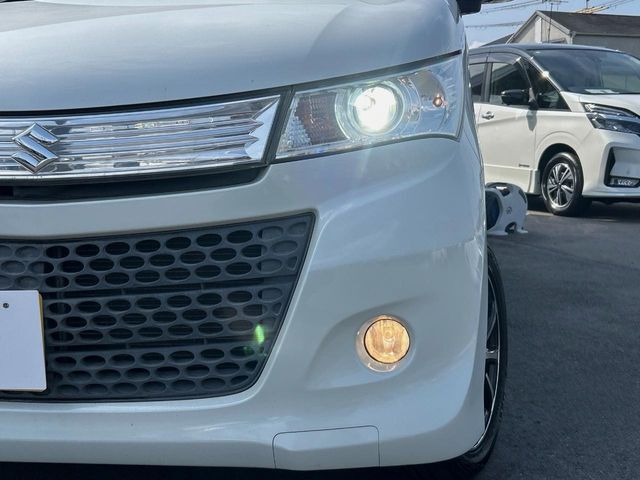 【HIDヘッドライト】非常に明るく前方を照らしてくれるので、悪天候や夜間の走行時も視界良好で安心してお乗りいただけます。