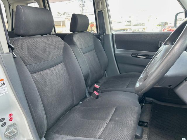 運転席まわりには十分なスペースがあり、大柄な方でもゆったり運転していただける環境です。
