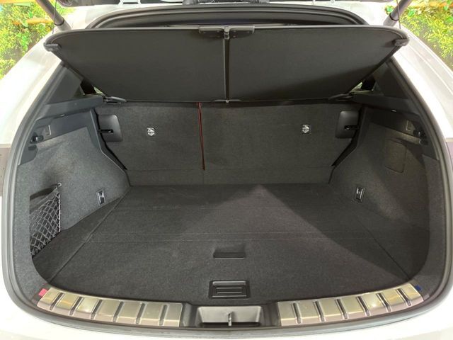 【パワーバックドア】スマートキーや運転席のボタンを押すだけでリアゲートが自動で開閉します！荷物を持っている時や、高い位置にあるバックドアを閉める際に便利な機能です♪