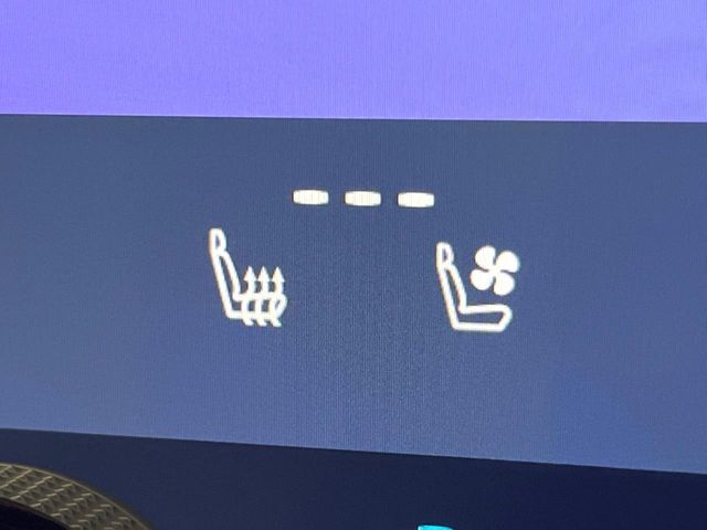 【シートベンチレーション】夏場は涼しい風でお尻や背中の熱やムレを防ぎ、冬はエアコンよりも早く温まってポカポカに！レザーシートにうれしい装備で、季節を問わず快適に過ごせます。