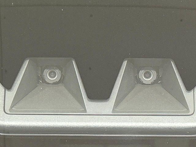 【スマートアシスト】走行中に前方の車両等を認識し、衝突しそうな時は警報とブレーキで衝突回避と被害軽減をアシスト。より安全にドライブをお楽しみいただけます。