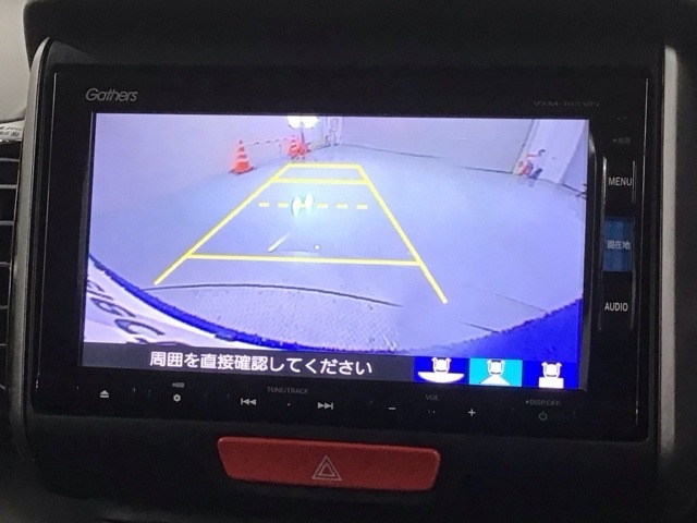 リバースギアに入れるだけで後方の表示へ切り替わります。夜間や雨の日の駐車も楽になりますよ。