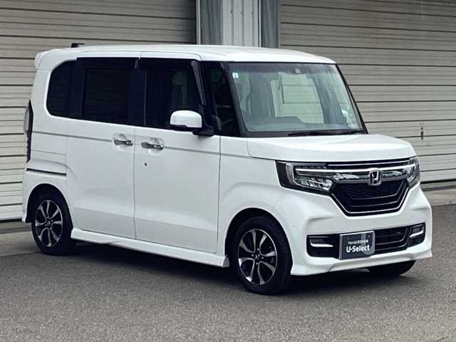 LEDヘッドライト＆LEDフォグライトを装備しています。LEDヘッドライトはとても明るく、雨の日や夜間走行も安全・安心です。オートライトコントロール付きで周囲の明るさに応じて自動で点灯・消灯します。