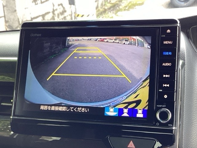 3ビュー切り替えやガイド線表示のバックカメラで、バックでの車庫入れも安心です。