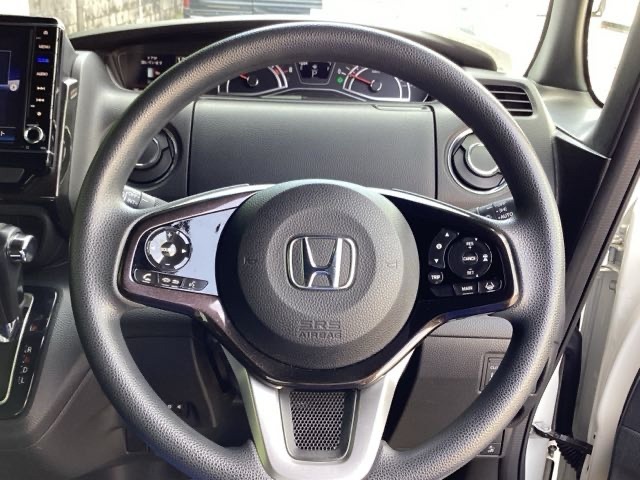 ステアリングの右側にはホンダセンシングの設定スイッチ、左側にはオーディオのスイッチが配置されています