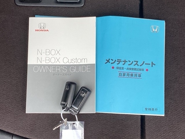 メンテナンスノート【整備記録簿】、取説も揃ってます。スマートキーはバッグなどにしまったままボタン操作でエンジンの始動・停止ができて大変便利です。