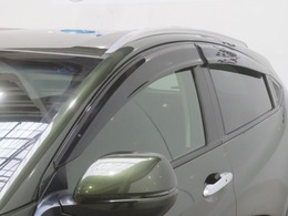 車内の空気の入れ替えだけでなく、雨天時の雨の入り込みや紫外線防止にも役立つドアバイザー装着済みです。