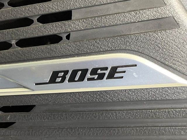 【BOSEサウンドシステム】メーカーオプションの高品位サウンドシステムを搭載。専用のチューニングが施された大小様々なスピーカーから良質なサウンドが奏でられ、臨場感あふれる音響空間を演出します。