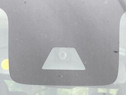 【エマージェンシーブレーキ】走行中に前方の車両等を認識し、衝突しそうな時は警報とブレーキで衝突回避と被害軽減をアシスト。より安全にドライブをお楽しみいただけます。