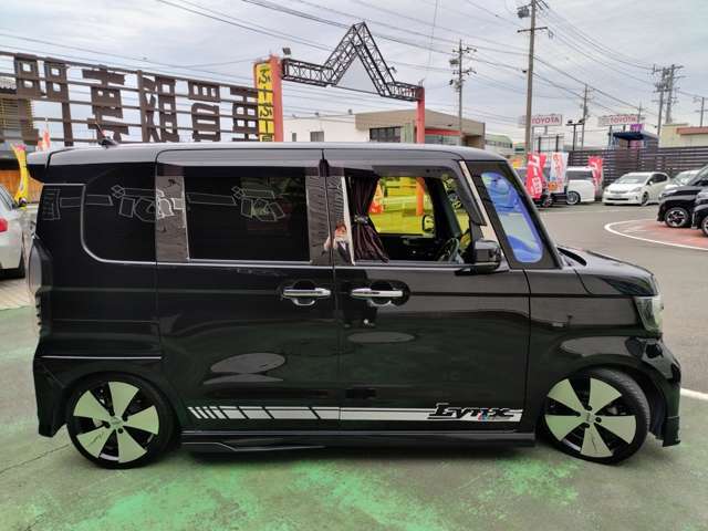 車高調にてローダウン済み！！！ドレスアップは当社にお任せ下さい！当社でアフターパーツの購入、取付も可能です！パーツカタログもご用意しておりますのでお気軽にお問い合わせください！