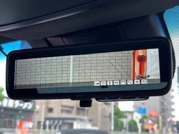 【デジタルインナーミラー】後席の大きな荷物や同乗者で後方が確認しづらい時でも安心！カメラが撮影した車両後方の映像をルームミラー内に表示。クリアな視界で状況の確認が可能です！