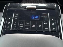 【リアオートエアコン】広い後部座席には必須の機能！風量や温度を自動で調整し前席と同様な車内環境にしてくれるリアオートエアコンを装備。夏の暑さも冬の寒さもストレスなく快適にお過ごしいただけます♪