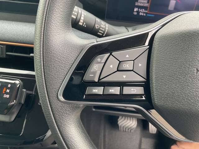 ステアリングには、走行中でもオーディオ操作ができるステアリングスイッチ付き。
