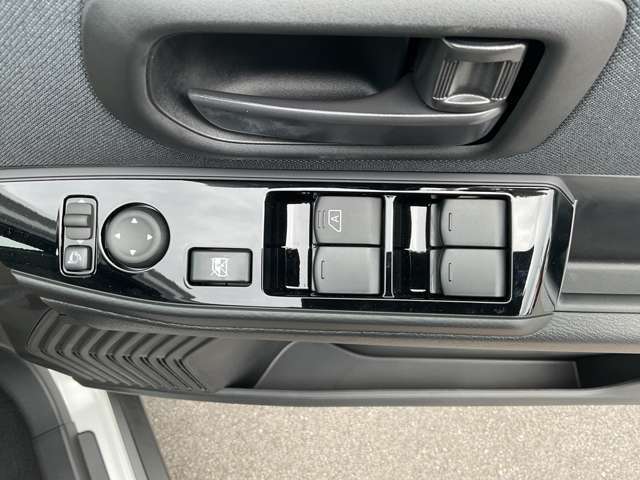 挟み込み防止機構付きパワーウインドウ、空気の入れ替えや料金所などで便利なワンタッチオート付き