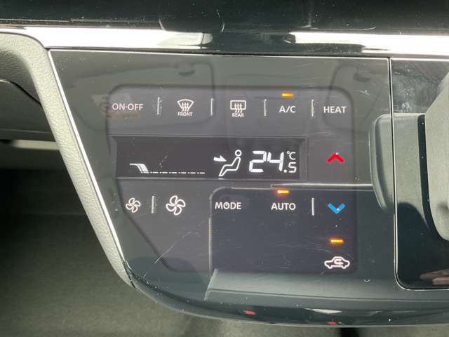 タブレット端末のようなタッチパネル式のオートエアコン採用。凹凸のない滑らかな表面で操作感を高めています。