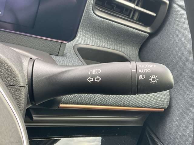 オートライトついてます。思いやりライト機能で夕暮れや雨天時のワイパー使用時に自動でヘッドライトを点灯させます。