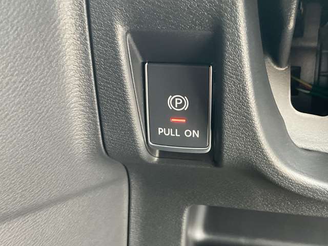 パーキングブレーキを指先で作動・解除できる電動パーキングブレーキ採用。シフト・アクセル操作に連動して自動で作動・解除もします。