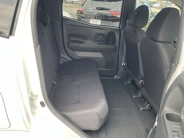 軽とは思えないほどの室内空間。リヤシート空間も足が組めるほど広く、4人乗車でもリラックスしてドライブが楽しめます。