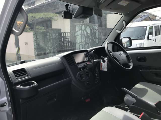 【フロントシート】　こちらのお車のフロントシートは車高が高いので視界良好で快適にお過ごしいただけます！