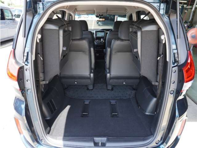 サードシートは跳ね上げ式で、使用しない場合は荷室の拡大ができます。さらに広々なラゲッジスペースの出来上がりです！