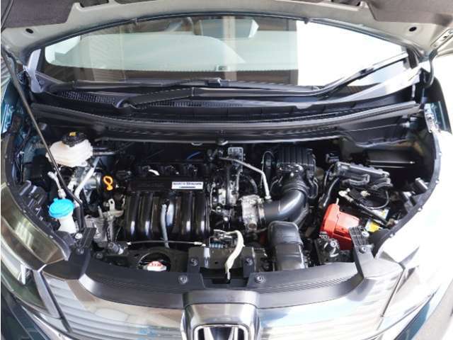 ◆エンジンルーム◆車の心臓部分のエンジンルームが汚いとトラブルの基になります。当店は専用の液剤を使って徹底的に綺麗にします。