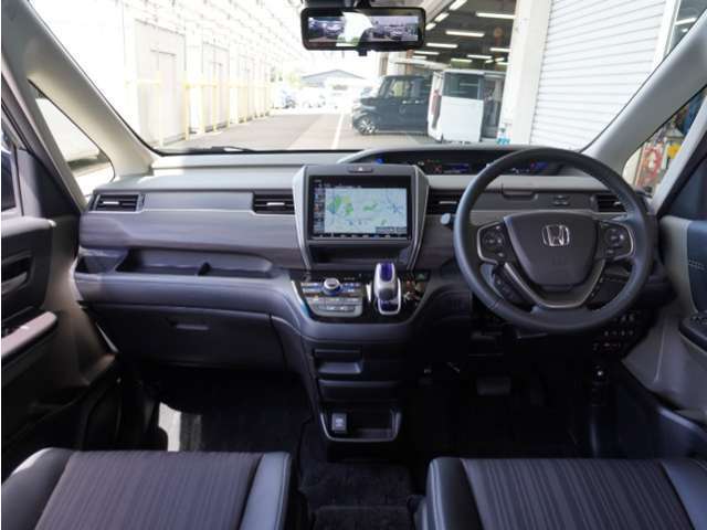 ◆視界広々で非常に運転しやすくロングドライブでも疲れを感じさせないすっきりとまとまったインパネ周りです。