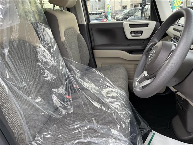 【運転席】座り心地が良いシートなので長時間の運転でも快適にお過ごしいただけます。新品のフロアマットのご注文も可能です。掲載箇所以外にご希望の写真がございましたらお気軽にお問い合わせ下さい。