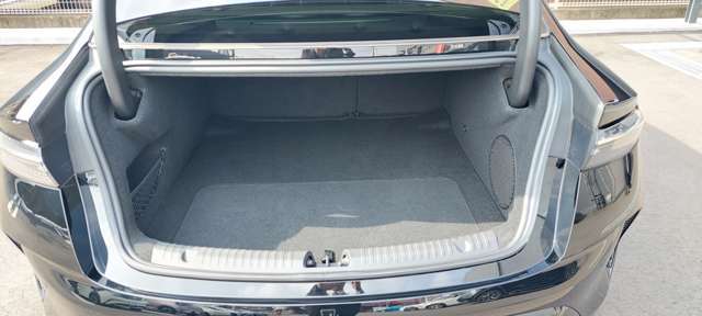 ラゲッジスペースは400L。ボンネットにも50Lの収納が可能。