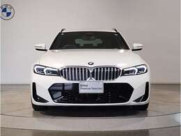 【BMWの伝統】BMWの特徴的な“キドニーグリル”は、80年以上続く伝統の形でございます。変わらないこだわりのデザインが、プレミアムブランド“BMW”を創り出します。