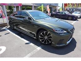 令和3年11月登録2オーナー！こちらは素晴らしい状態です！外装も内装も充分な美車です！無事故保証！豪華な装備！安全性が高いです！車検も嬉しい！令和8・12月！技術の粋を集めた車です！