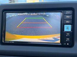 【バックカメラ】駐車時に後方がリアルタイム映像で確認できます。大型商業施設や立体駐車場での駐車時や、夜間のバック時に大活躍！運転スキルに関わらず、今や必須となった装備のひとつです！