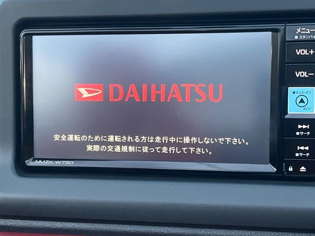 【純正ナビ】人気の純正ナビを装備しております。ナビの使いやすさはもちろん、オーディオ機能も充実！キャンプや旅行はもちろん、通勤や買い物など普段のドライブも楽しくなるはず♪