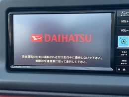 【純正ナビ】人気の純正ナビを装備しております。ナビの使いやすさはもちろん、オーディオ機能も充実！キャンプや旅行はもちろん、通勤や買い物など普段のドライブも楽しくなるはず♪