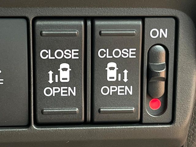 【両側パワースライドドア】スマートキーや運転席のスイッチで後席両側スライドドアの開閉が可能♪電動だから力を入れてドアを開ける必要が無く、小さなお子様でも簡単に開け閉めでき快適です♪