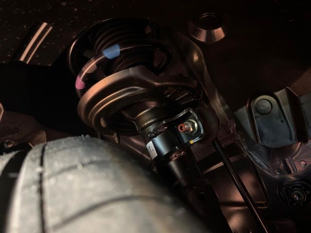 お車を安心してお乗りいただく為には、足回りの定期点検が欠かせません。サービスサポート（有償保証）では無料点検もご提供しており、安心のカーライフをお過ごしいただけるサポート体制が整っています。