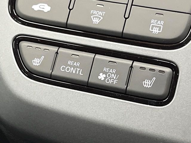 【シートヒーター】寒い日に重宝するシートヒーター！エアコンより早く温まってくれるので寒がりの人も安心ですね♪エアコンの温風は乾燥するから苦手、という方にもをおすすめです。
