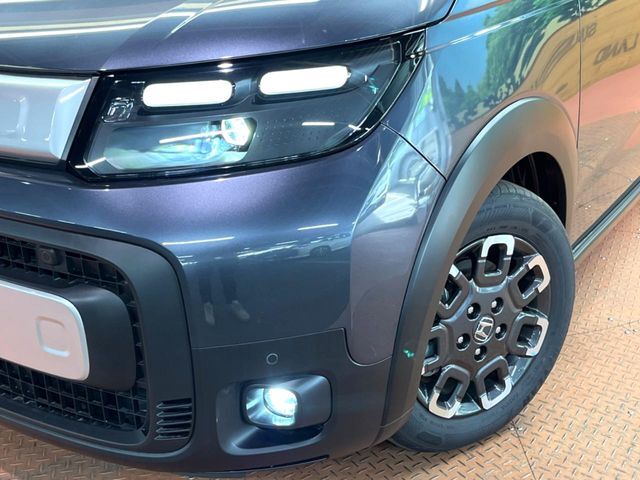 【LEDヘッドライト】悪天候や夜間走行時も良好な視界を確保し安心して運転できる高輝度LEDヘッドライトを装備！点灯速度が早く、消費電力も抑えられています。