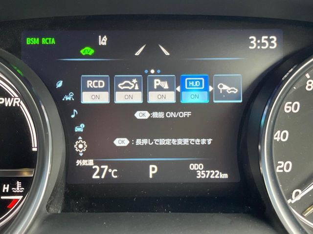【カラーヘッドアップディスプレイ】現在の速度や走行情報をデジタル表示で運転席前方のガラスに投影！カラー付きで視認性も高く、運転中目線をずらさず必要な情報を確認できるのでとっても便利で安心！