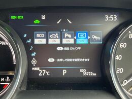 【カラーヘッドアップディスプレイ】現在の速度や走行情報をデジタル表示で運転席前方のガラスに投影！カラー付きで視認性も高く、運転中目線をずらさず必要な情報を確認できるのでとっても便利で安心！